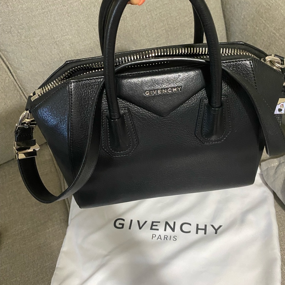 Excellent Condition/Barely Worn “Givenchy” Antigo… - image 4
